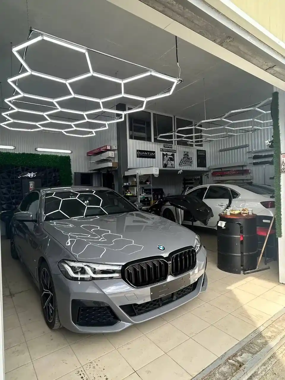 Серый BMW в студии ART STUDIO