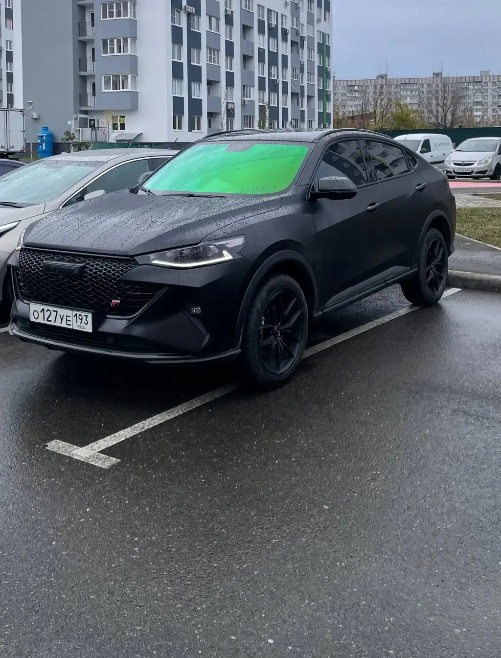 Автомобиль с зелёной плёнкой хамелеон на лобовом стекле