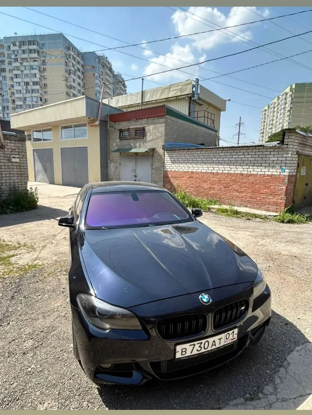 Автомобиль с фиолетовой плёнкой хамелеон на лобовом стекле