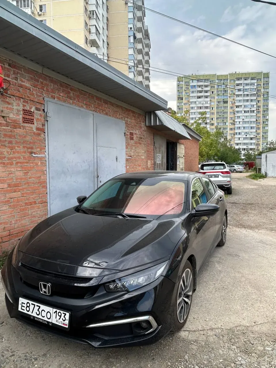 Автомобиль с красной плёнкой хамелеон на лобовом стекле