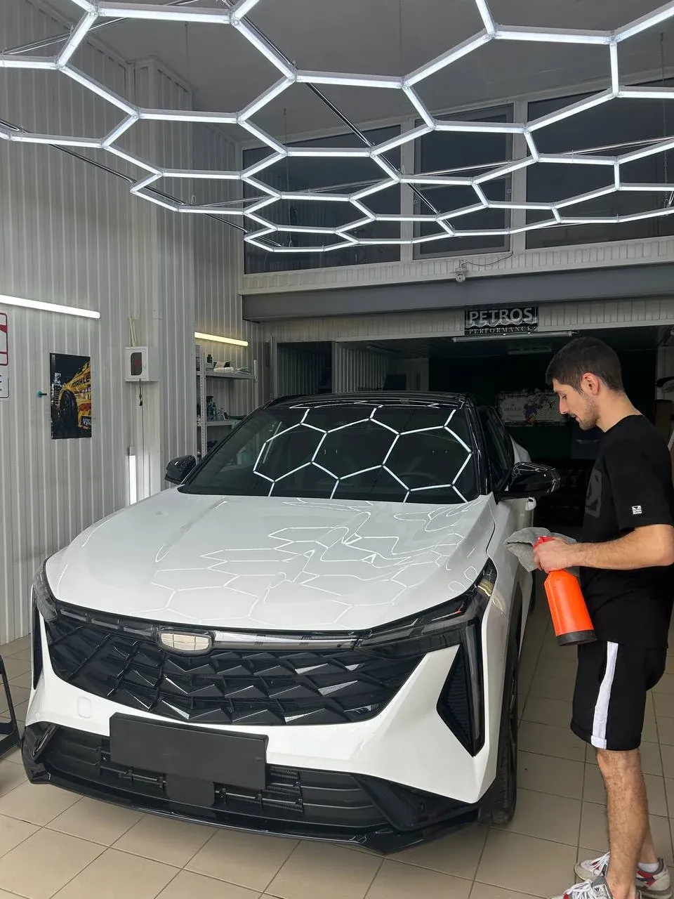 Процесс нанесения защитной плёнки на автомобиль