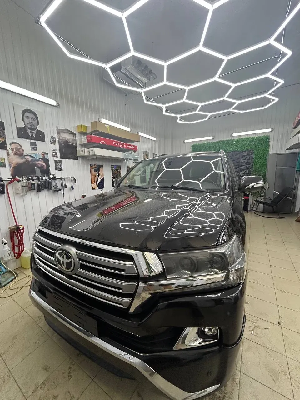 Автомобиль в студии после бронирования кузова