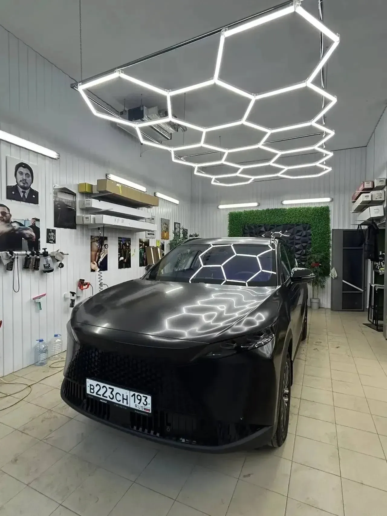 Автомобиль в студии после работы с защитной плёнкой