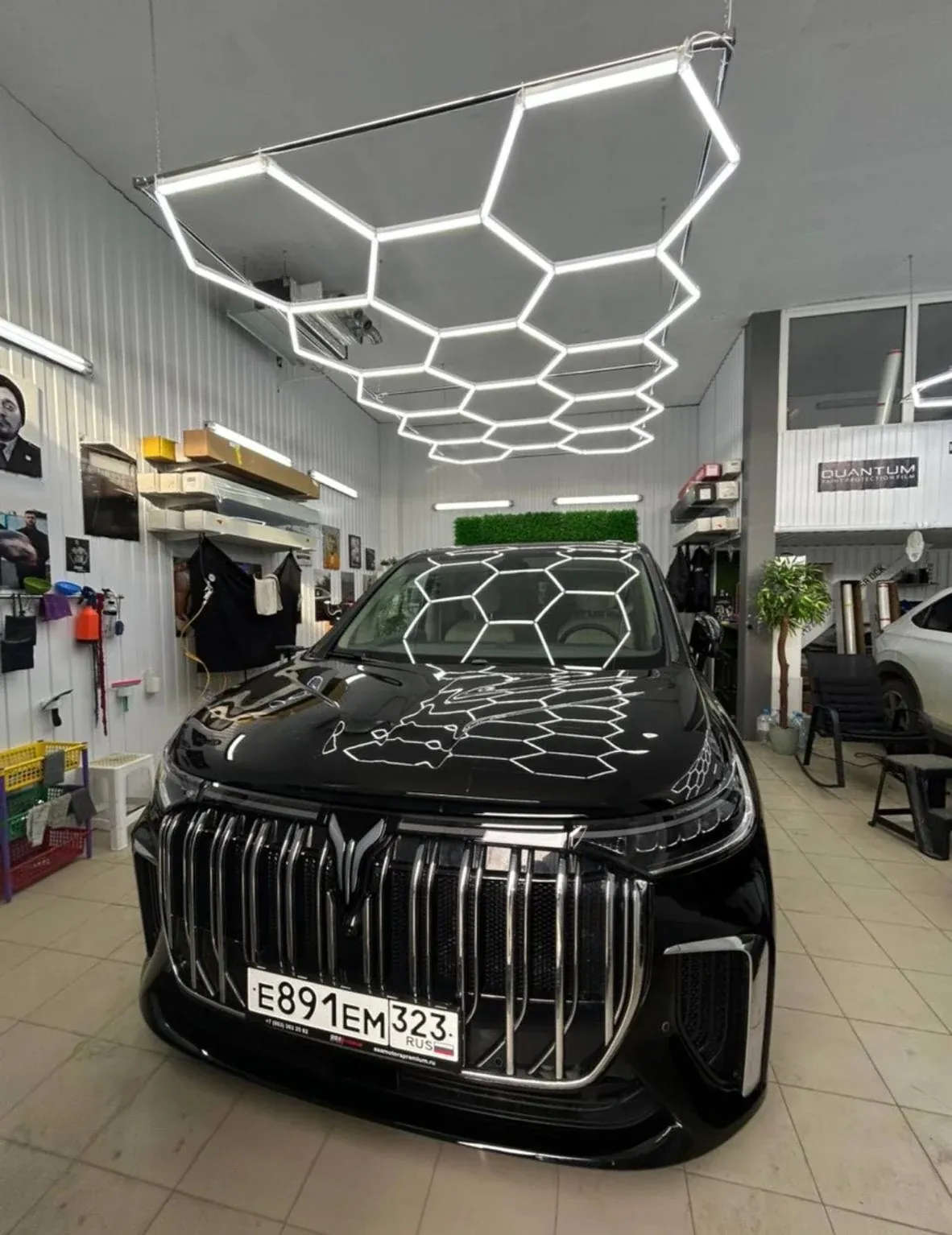 Автомобиль в студии с защитой кузова